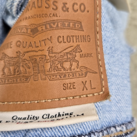 Levi's Light Wash Cropped Denim Jacket - Picture 8 of 8